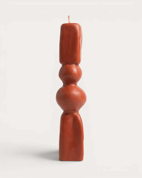Handgemachte Duftkerze aus Sojawachs in Terracotta-Rot, skulpturale Form, aus Madrid
